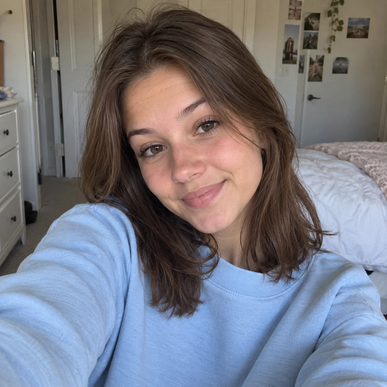 files/Casual_bedroom_selfie_in_pale_blue-1.png